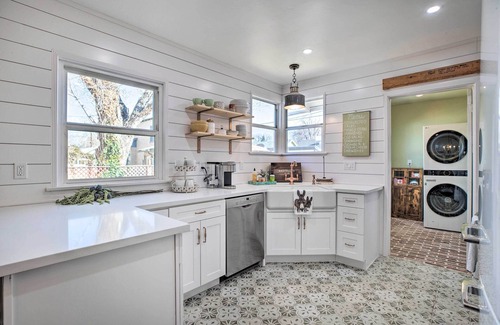 Bishop House | Vintage Bishop House in Downtown w/Porch Swing!