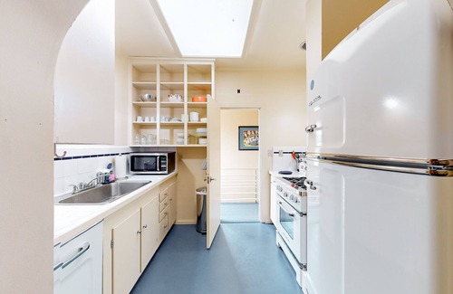 Downtown Apartment | Vintage downtown apt with balcony, W/D, streaming, kitchen & close to the ocean