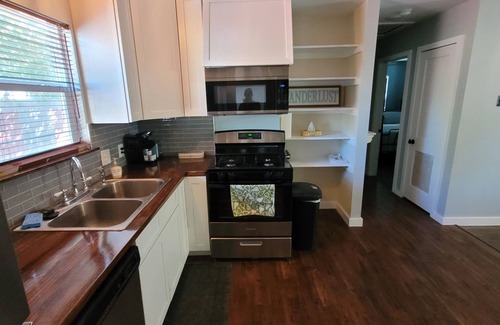 North Loop House | Vintage Vibes 2-bedrood bungalow in Northloop Austin