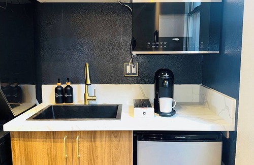 Gaslamp Quarter Apartment | Vintage Vibes studio w/WiFi & AC steps from Ballpark, Convention Center & Views