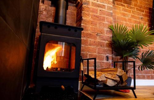 Birmingham City Centre House | VIP - 2 BR Grade 2 Luxury Industrial House with Log Burning FIRE & electric blinds in the Heart of the JQ