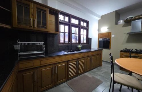 Gurudeniya House | Vithum Villa - Kandy Home with Balcony View and Parking