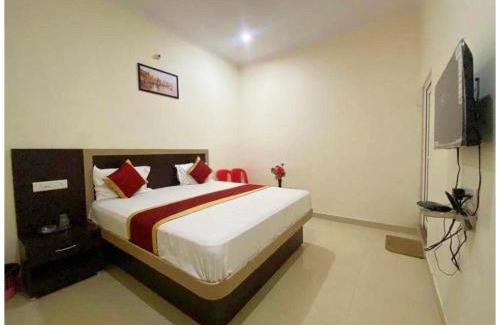 Varanasi Hotel | VNX - HOTEL Nath # PALACE Near Kashi Vishwanath Temple - Free Public Parking and Wifi Facilities - Air Conditioning Room