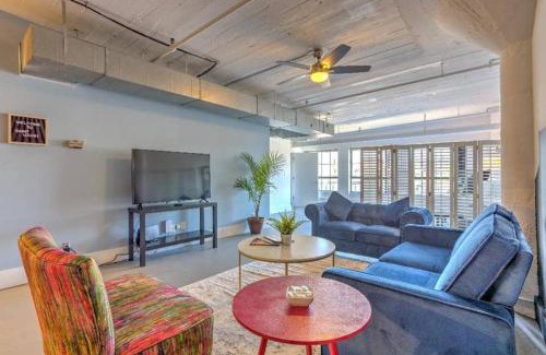 Downtown West Apartment | Vogue loft walk to CityMu/Cards/Aquarium/ConvCtr