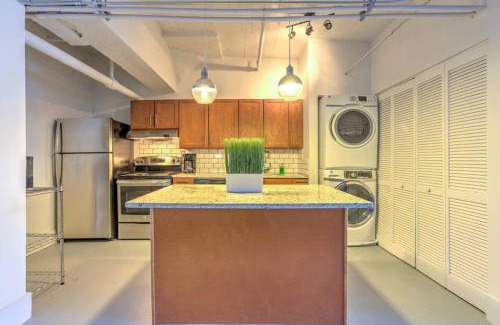 Downtown West Apartment | Vogue loft walk to CityMu/Cards/Aquarium/ConvCtr