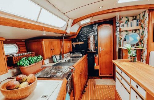 Fakarava Boat Rental | Voilier privé en pension complète