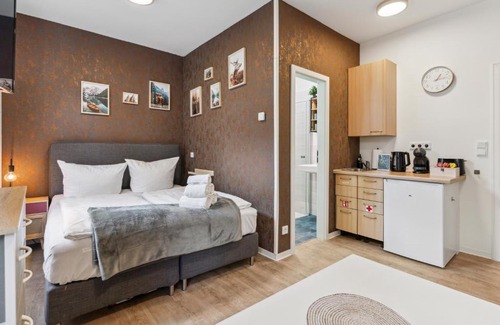 Eichwalde Apartment | Vorstadtoase für 3 - Queensize-Bett, Schlafcouch, Parkplatz & Netflix - Nähe BER
