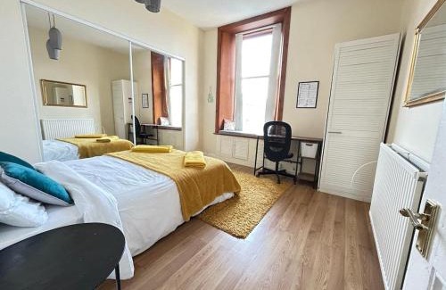 Falkirk Apartment | VS-Entire Flat-Central Scotland-Falkirk, Self-Check-in , Pet-friendly with Parking