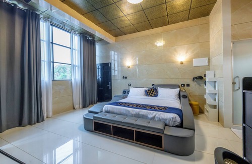 Kochi Hotel | W & H View Residency