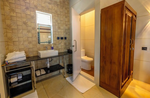 Kochi Hotel | W & H View Residency