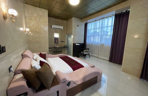 Kochi Hotel | W & H View Residency