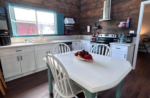 Freeport Cabin | Wahoo Cabin /2BR 1BR /Sleeps 6