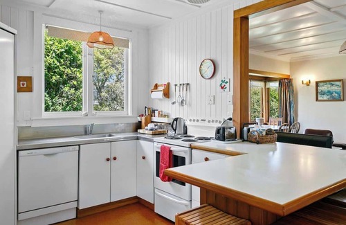 Hilltop House | Waipahihi Charm & Tranquillity