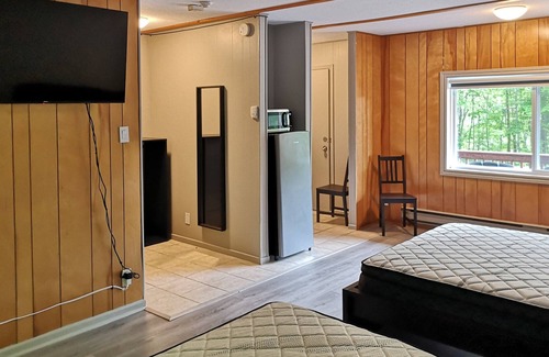 Dorset House | Walk out deck room 2. Minutes From the Lake, Dorset Tower, Bars and Restaurants.