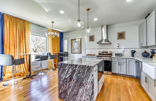 Norwood House | Walk to Amphitheater Birmingham Retreat with Games