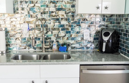 Ormond-by-the-Sea Cottage | Walk to beach Cottage