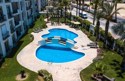 El Medano Ejidal Apartment | Walk to Beach: Modern Cabo Condo w/Balcony!
