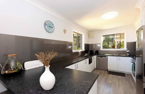 Long Beach House | Walk to Beach, Pet-Friendly, Wifi | Coastal Escape