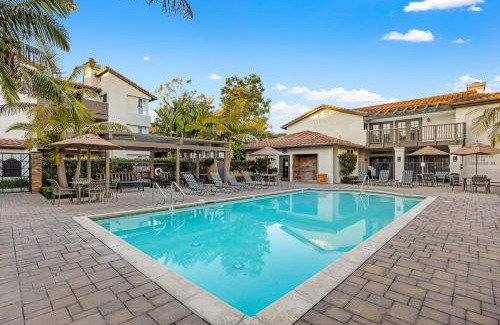 Monarch Beach House | Walk to Beach Pool Hot Tub Private Patio Parking Seabreeze Retreat