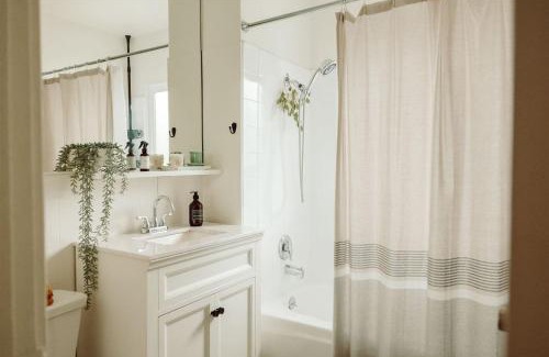 Belmont Heights House | Walk To Beach Restaurants - 5 Guests