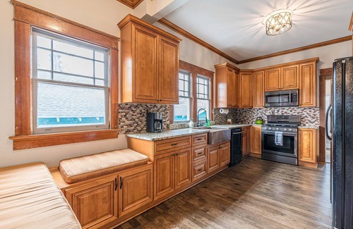 West End Apartment | Walk to Breweries | Park Offstreet