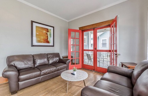 West End Apartment | Walk to Breweries | Park Offstreet