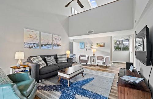 Hilton Head Island Apartment | Walk to Coligny Beach Park Coastal Oasis with Pool
