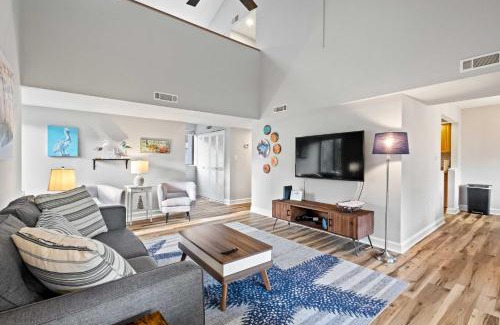 Hilton Head Island Apartment | Walk to Coligny Beach Park Coastal Oasis with Pool
