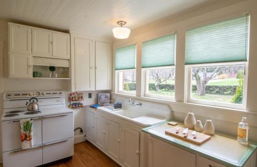 West Jefferson House | Walk to Downtown West Jefferson! Farmers Market, Breweries & MORE