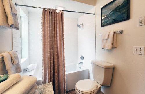 Yachats House | Walk to Everything! Hot Tub! Shorepine Haven