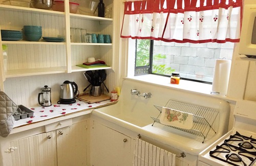 Lone Pine Cottage | walk to everything in town