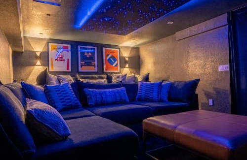 Castlewood House | Walk To Fiddlers Grn, Hot Tub, Mini Golf, Theater