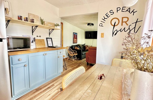 West Colorado Springs House | Walk to Garden of the Gods! Private backyard and hot tub