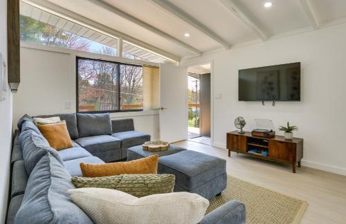 Kauneonga Lake House | Walk to Kauneonga Lake Home with Deck and Grill