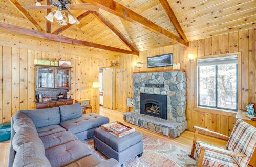 Prattville House | Walk to Lake Almanor Prattville Cabin with 2 Decks!