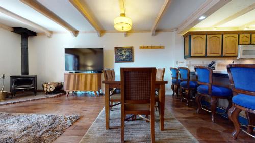 Mammoth Lakes House | Walk to Lift Updated 2 Bedroom 2 and a Half Bathrooms 1849 Condos 209 Steps to Canyon Lodge Sleeps 6