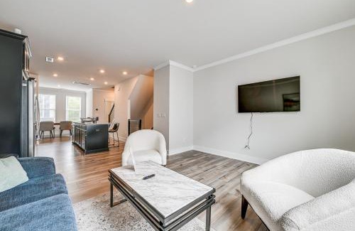 Charlotte House | Walk to Music Factory Townhome with Rooftop Deck!