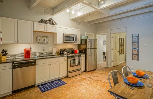 West Old Town Apartment | Walk to Old Town -2BR 2BA, bottom floor