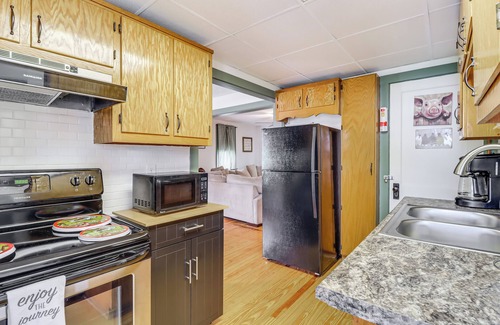 Saylorsburg House | Walk to Saylors Lake: Townhome w/Shared Perks!