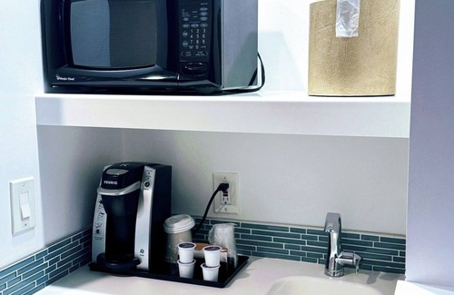 Old Towne Hotel | Walk to Seal Beach & Pier – Onsite Pool, Free Breakfast & Parking