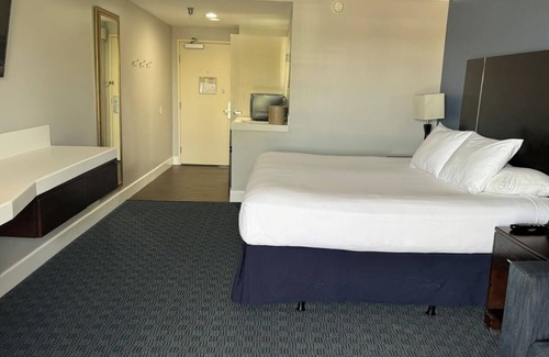 Old Towne Hotel | Walk to Seal Beach & Pier – Onsite Pool, Free Breakfast & Parking