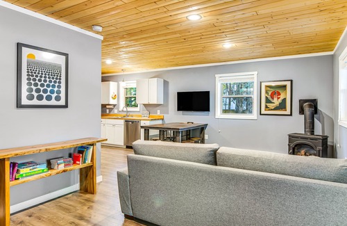 Snoqualmie Pass House | Walk to ski lift, contemporary cabin near mountain lakes - dog-friendly