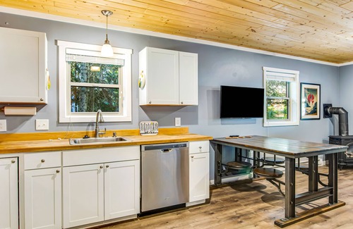 Snoqualmie Pass House | Walk to ski lift, contemporary cabin near mountain lakes - dog-friendly