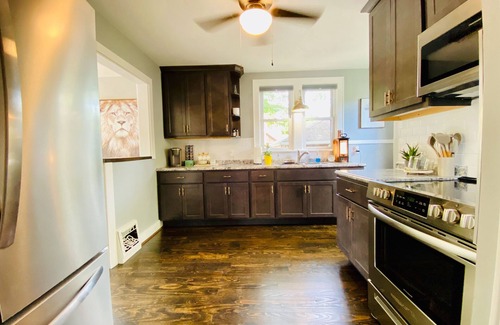 St. Charles House | Walk to St Charles Main St. Shops, Eateries & Bars!