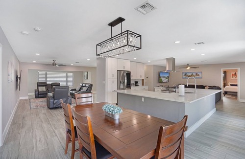 Bermuda Riviera House | Walk to the Beach! Managed by BNR Vacation Rentals