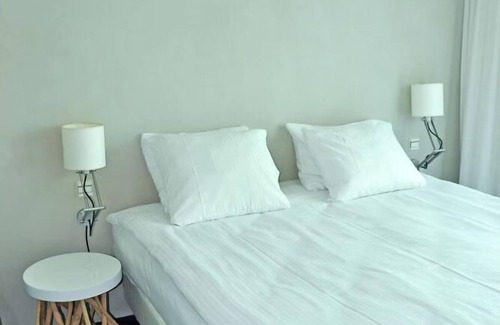Monster Hotel | Walk to the Beach from This Tropical Getaway — Free Parking Included