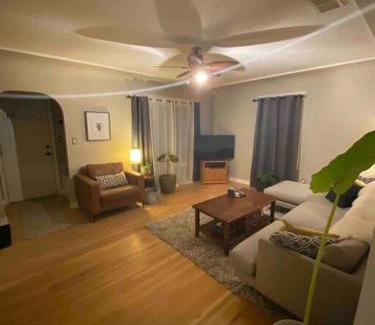 South Central House | Walk to the beaches and the restaurants downtown!