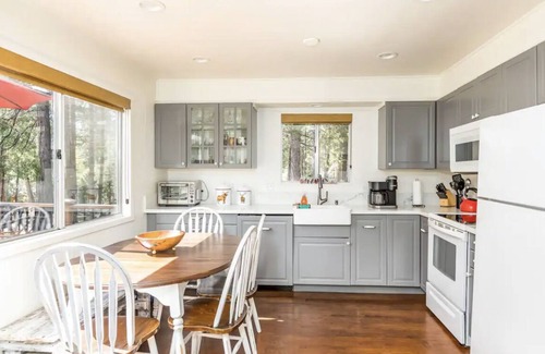 Shaver Lake Cabin | Walk to the Lake: East Village Cabin