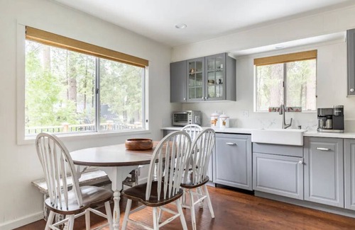 Shaver Lake Cabin | Walk to the Lake: East Village Cabin