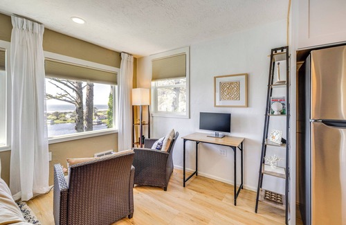 Cloverdale House | Walk to Winema Road Beach: Home w/Hot Tub!